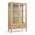 Holzvitrine mit Glasböden und Rattanfront